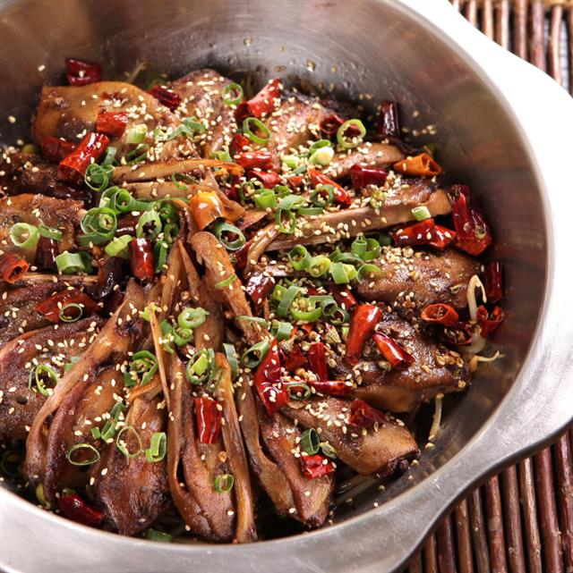 非吃不可 乾鍋鴨頭 川味牛肉乾 乾鍋豬腳 乾鍋雞腿肉 日本料理 正宗大宅門 酸白菜 干鍋蝦 干鍋蟹 干鍋排骨 生魚片 手卷 新台式料理 高雄餐廳
